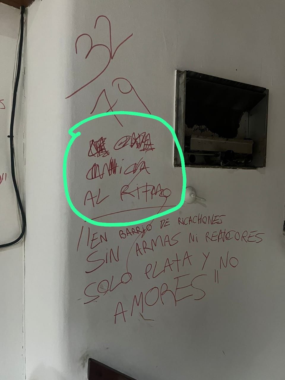 Nota escrita a mano en la escena del robo al jubilado, en las Barrancas de San Isidro, hecho atribuido a la Banda del Millón