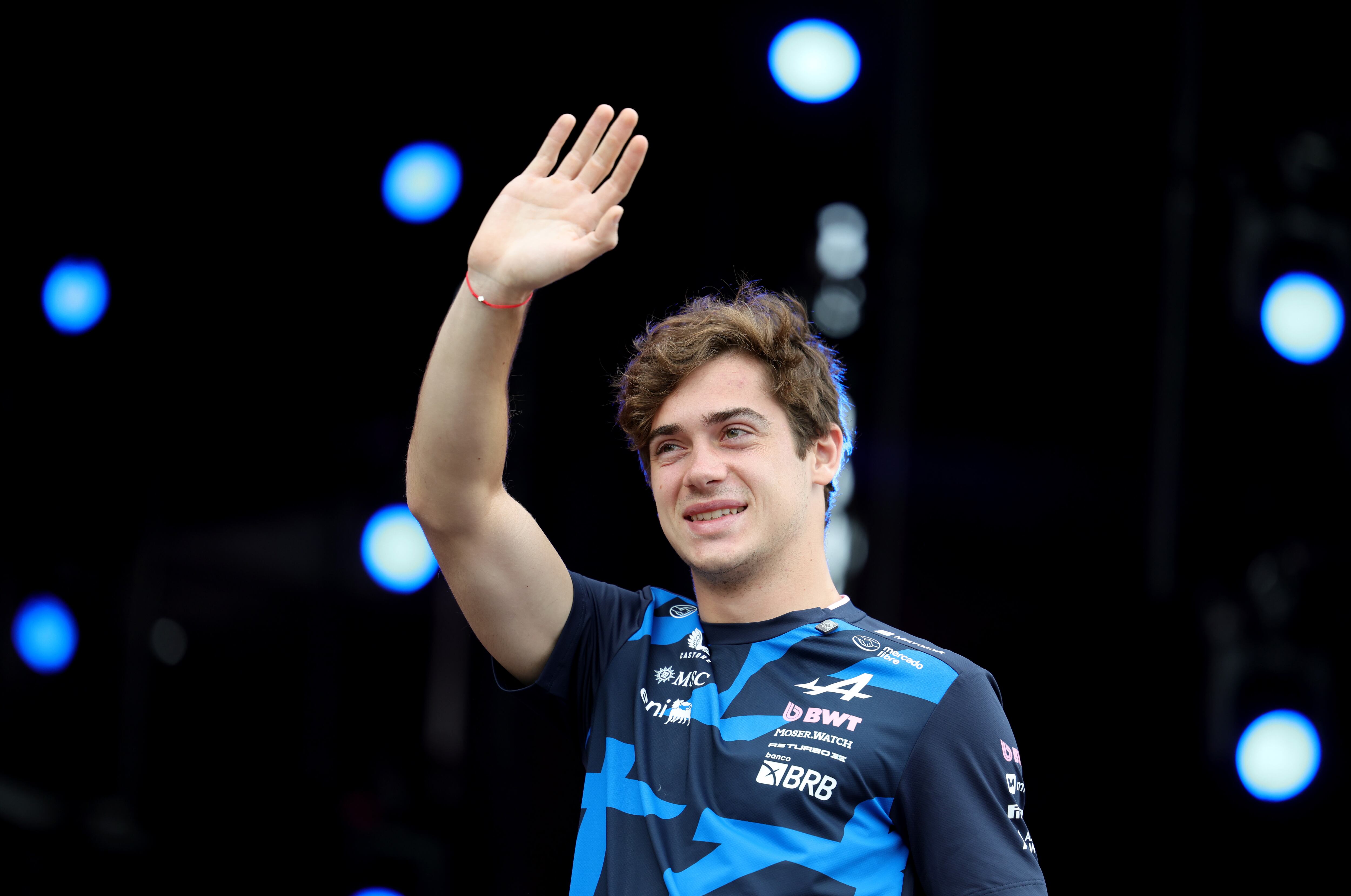 Colapinto saluda al público y sus fans en la previa de la carrera en Interlagos