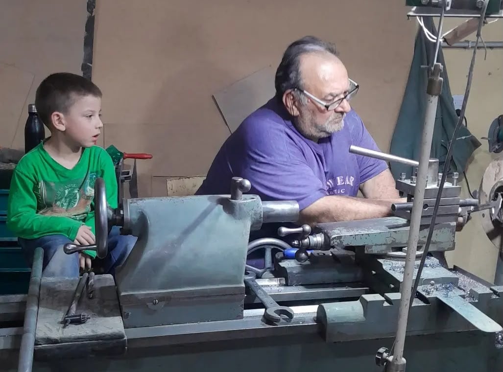 Su hijo y su abuelo trabajando en el taller, una pasión que une generaciones