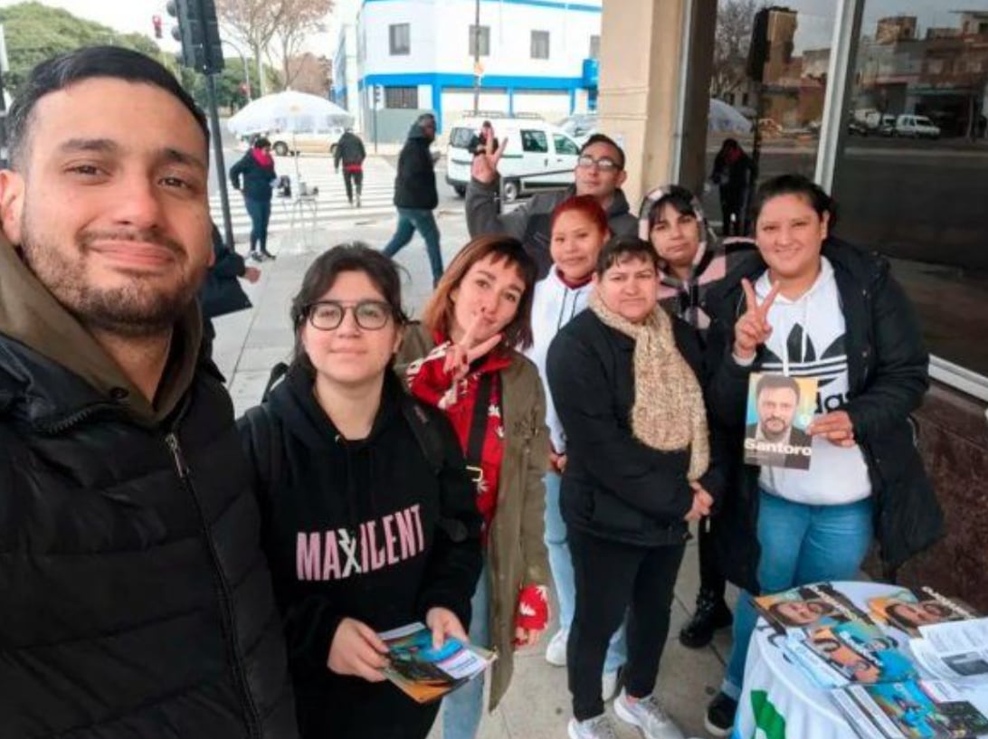 La foto que mostró Santoro donde se la ve a Gianni (de rojo) haciendo los dedos en V