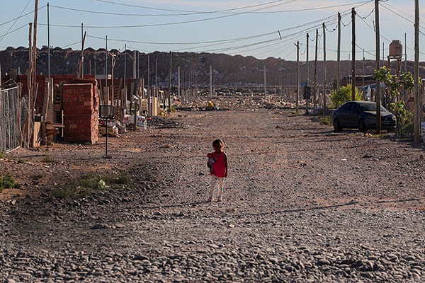 Vivir del basural. Así crecen los niños que comen, juegan y se visten con lo que otros tiran