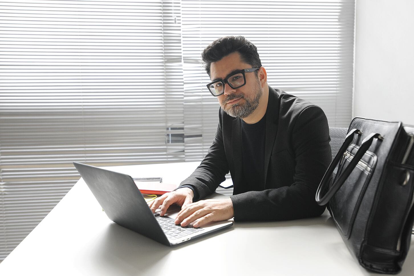 Maximiliano Córdoba, el productor teatral que adapta La granja de Zenón