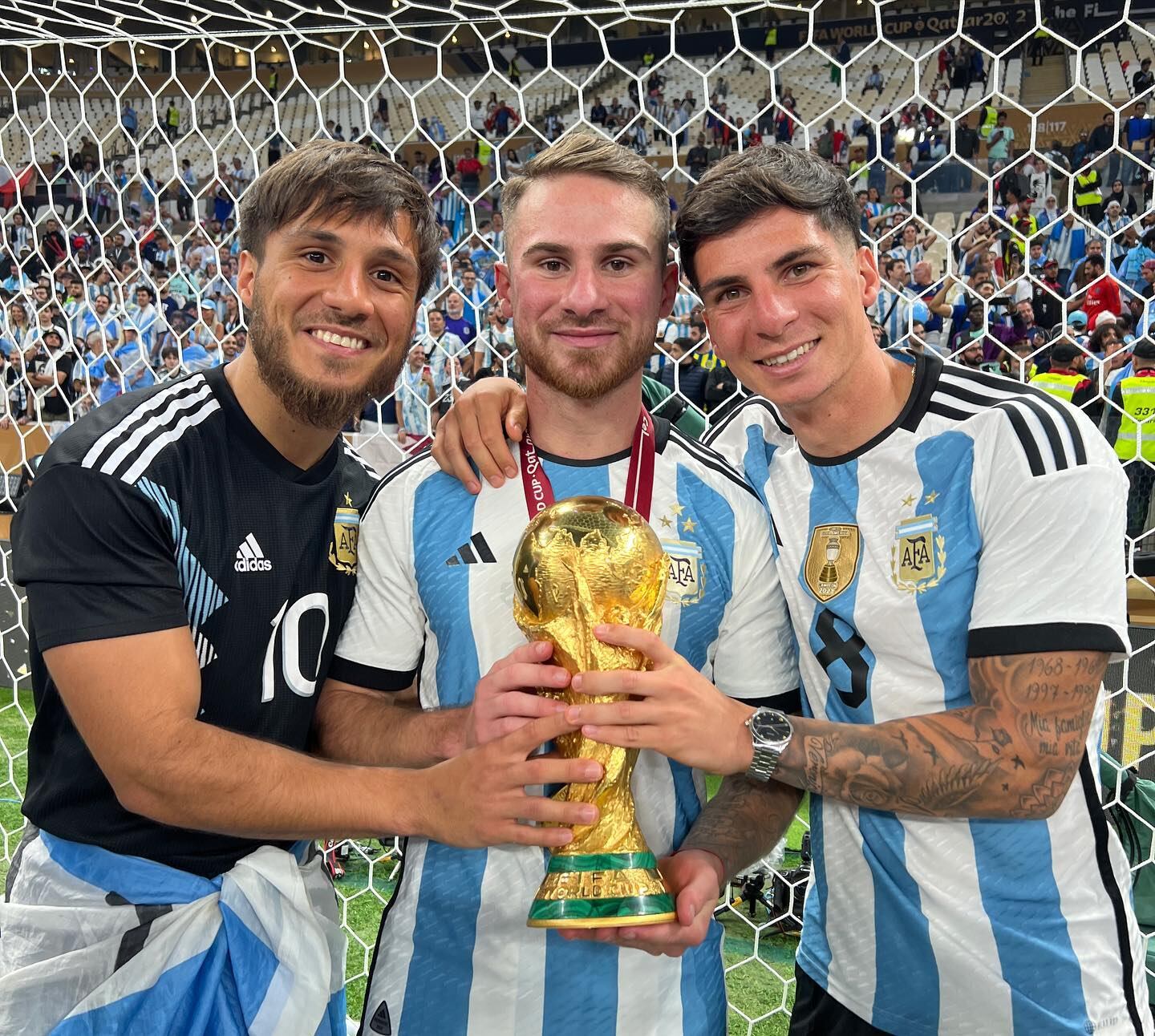 Kevin, Alexis y Francis Mac Allister con la Copa del Mundo