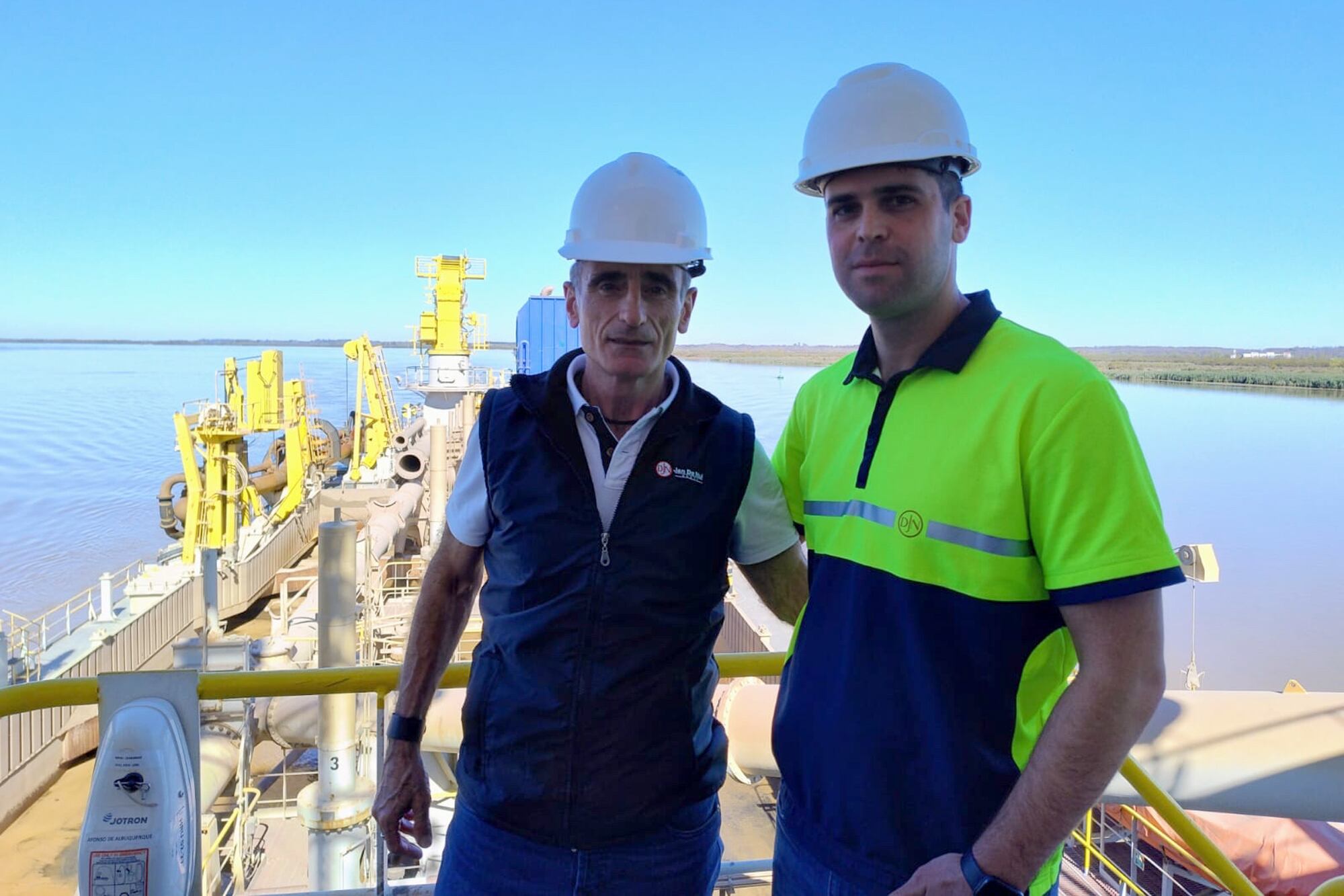 Juan Bautista Allegrino, responsable de Ambiente y Desarrollo Sostenible de Jan De Nul, junto a Nahuel Márquez, el capitán del barco