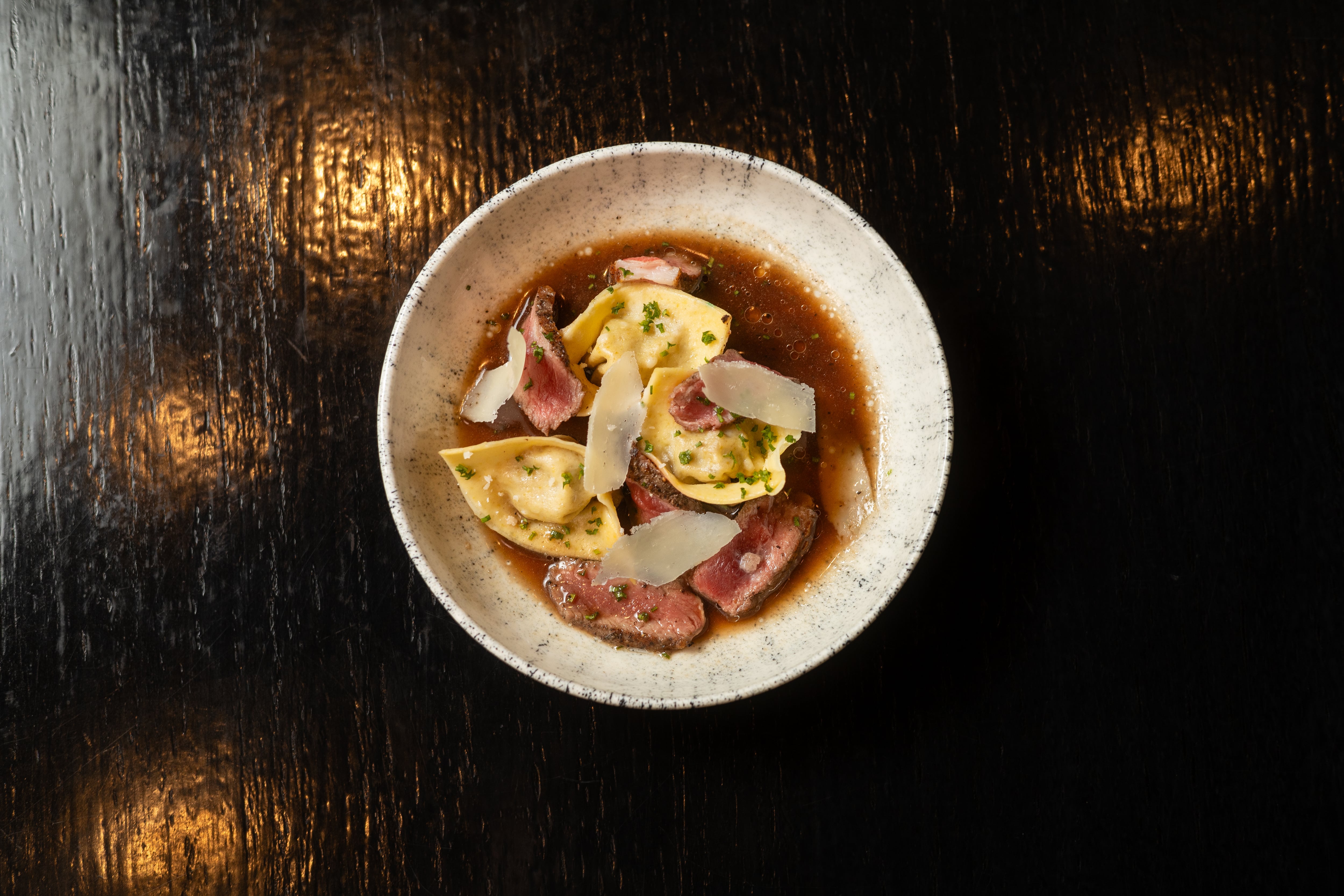 Uno de los platos que formó parte de los cinco pasos: el ravioli de cordero, maridado con Mariatinto M20