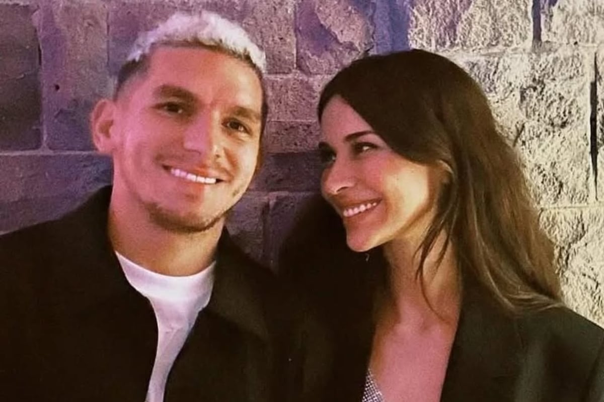 El mediocampista uruguayo Lucas Torreira junto a la actriz Devrim Özkan, su actual pareja