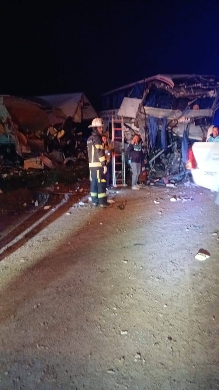 Un trágico choque frontal entre un micro y un camión en la Ruta 3 dejó al menos cuatro muertos.