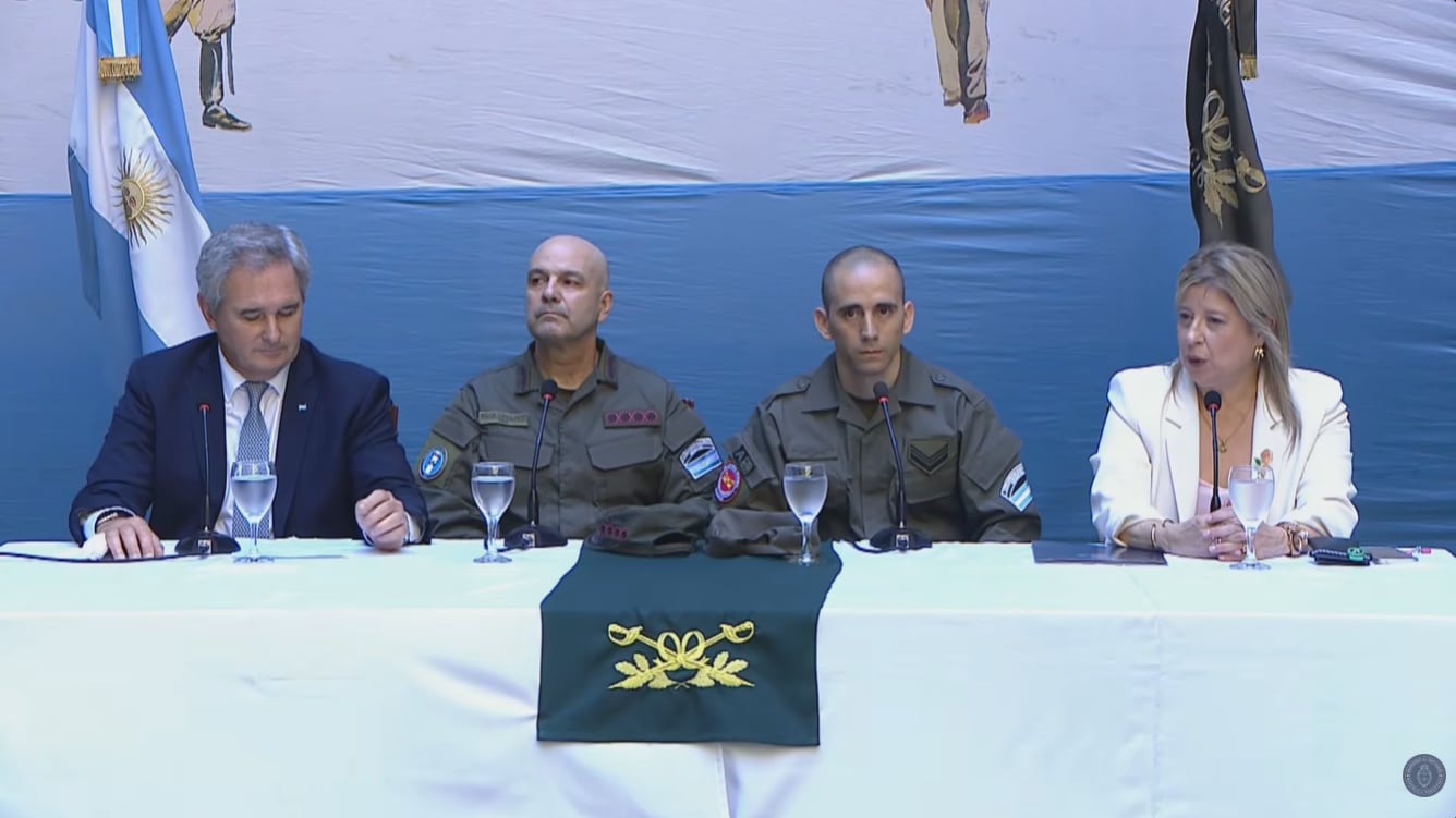 Nahuel Gallo junto a la ministra de Seguridad, Alejandra Monteoliva; el jefe de la Gendarmería Nacional, Claudio Brilloni; y el canciller, Pablo Quirno