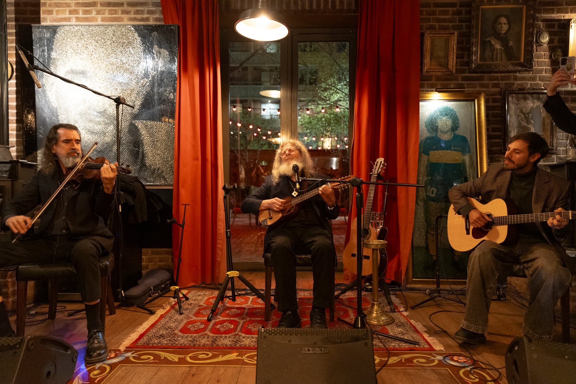 Junto a sus músicos, en El Mercado