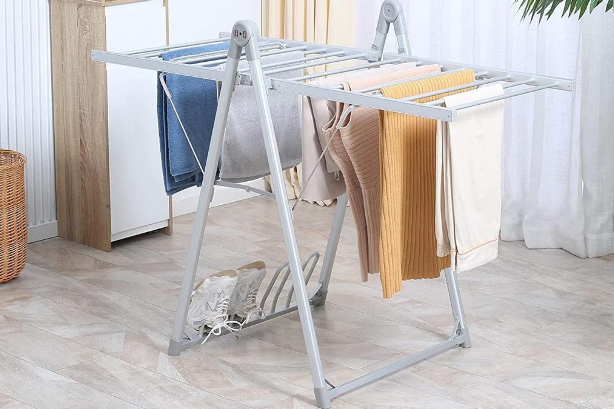 Se recomienda colgar la ropa sin amontonar para que se seque mejor en los días lluviosos