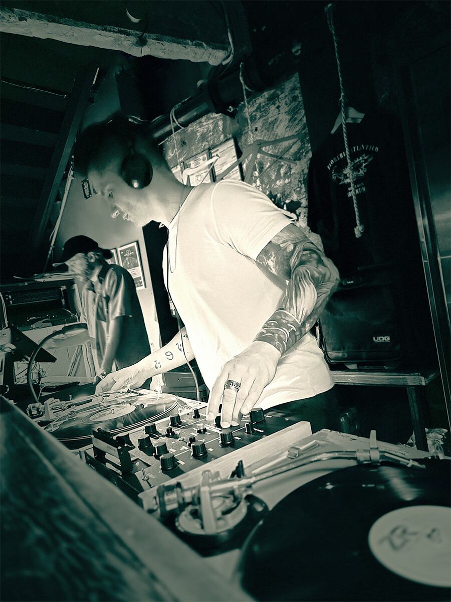 Aparte de su trabajo como ingeniero en Sistemas, Martín es DJ residente.