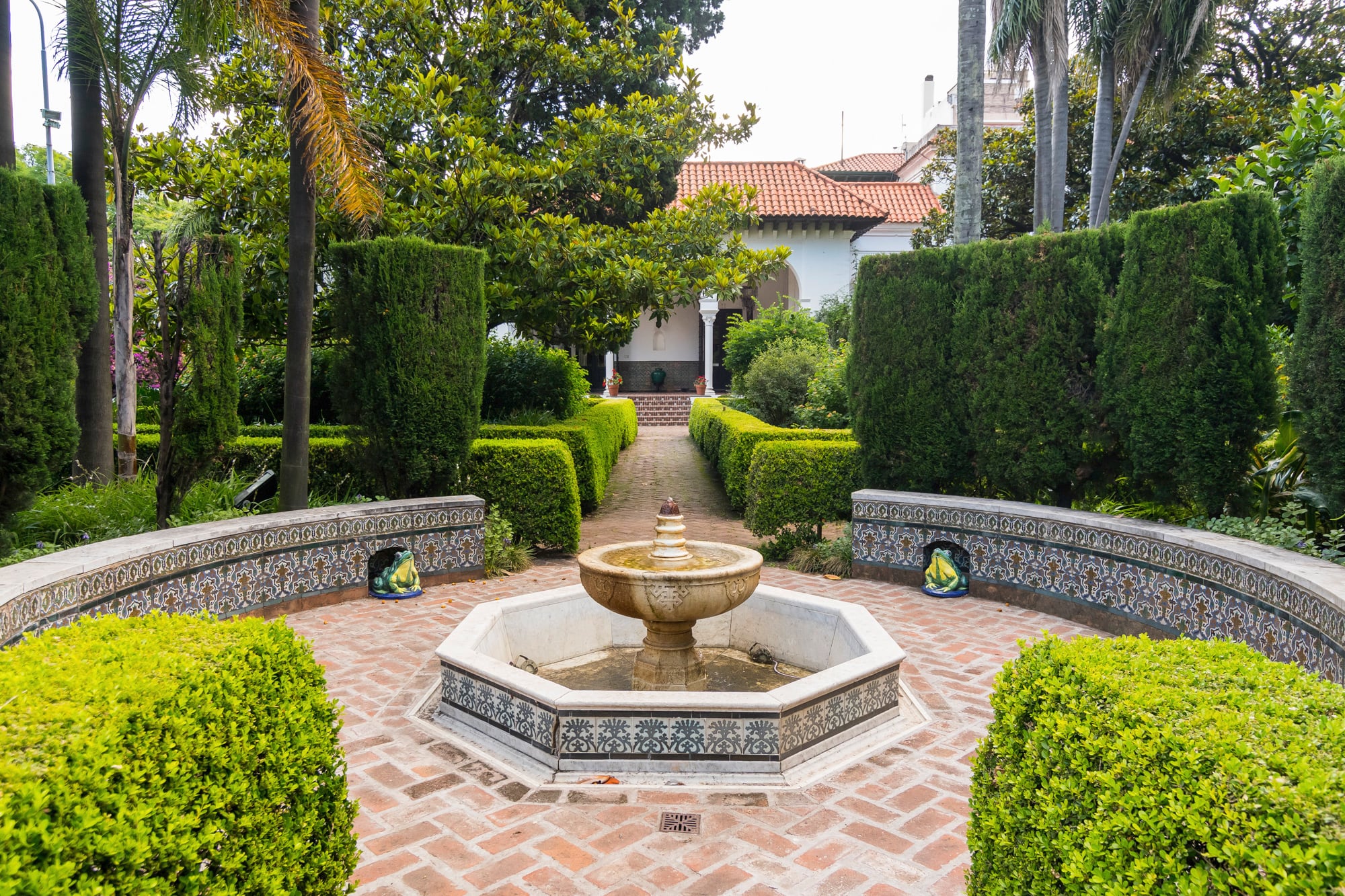 Fuente de las ranas, en el jardín andaluz del museo