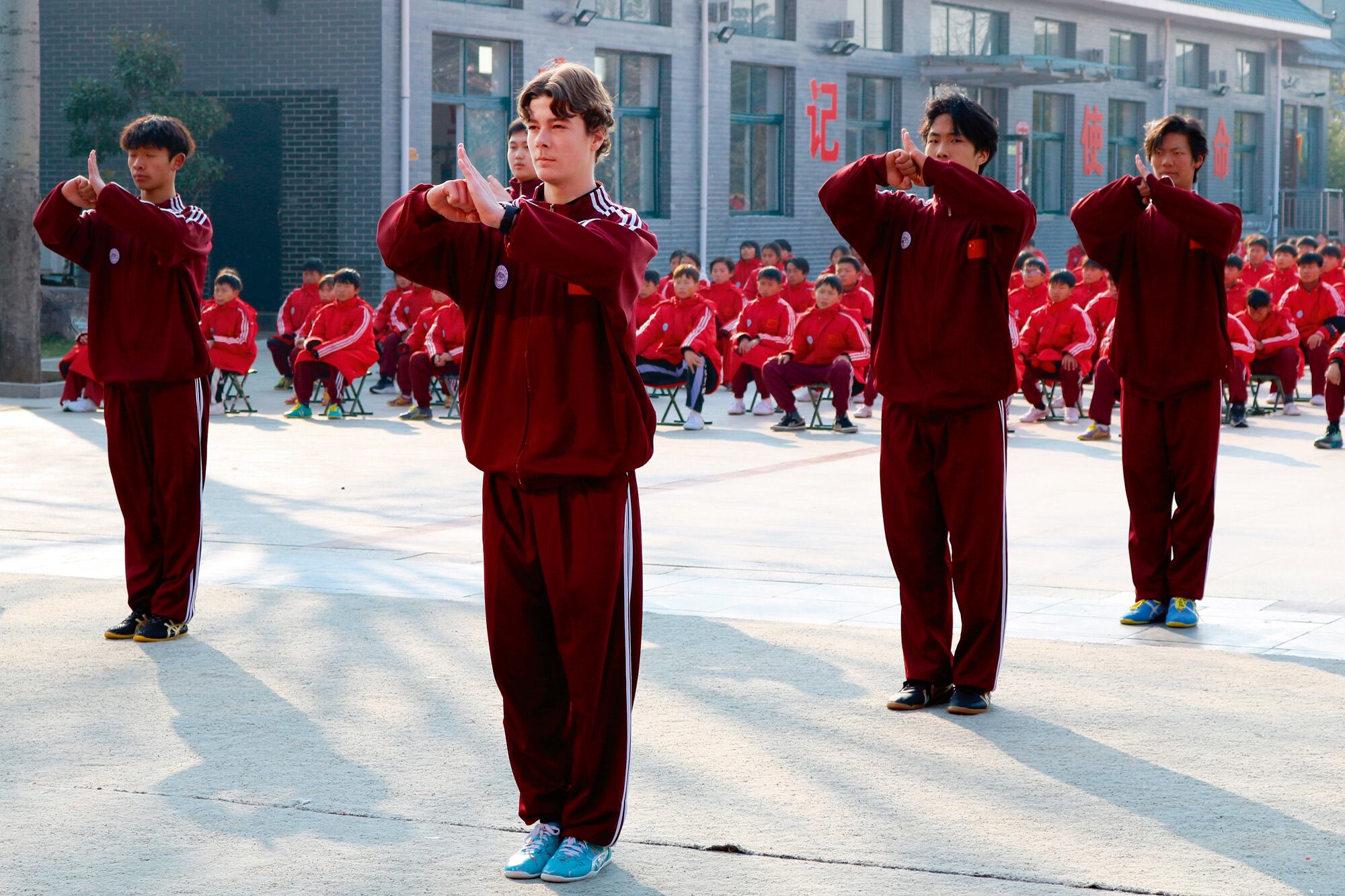 El príncipe, junto a sus compañeros, hace el saludo “Bào Quán Li”, que simboliza la paz y disposición para la defensa. Los camaradas de Simeón solo hablan chino, lo que significó un gran desafío para él durante su estadía en la escuela del monte Song