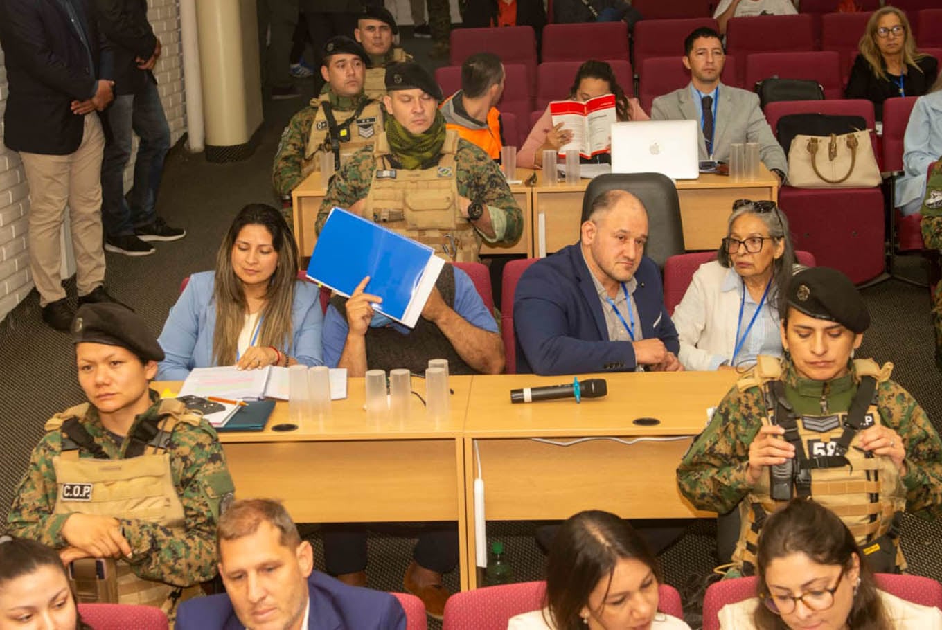 Emerenciano Sena se oculta detrás de una carpeta