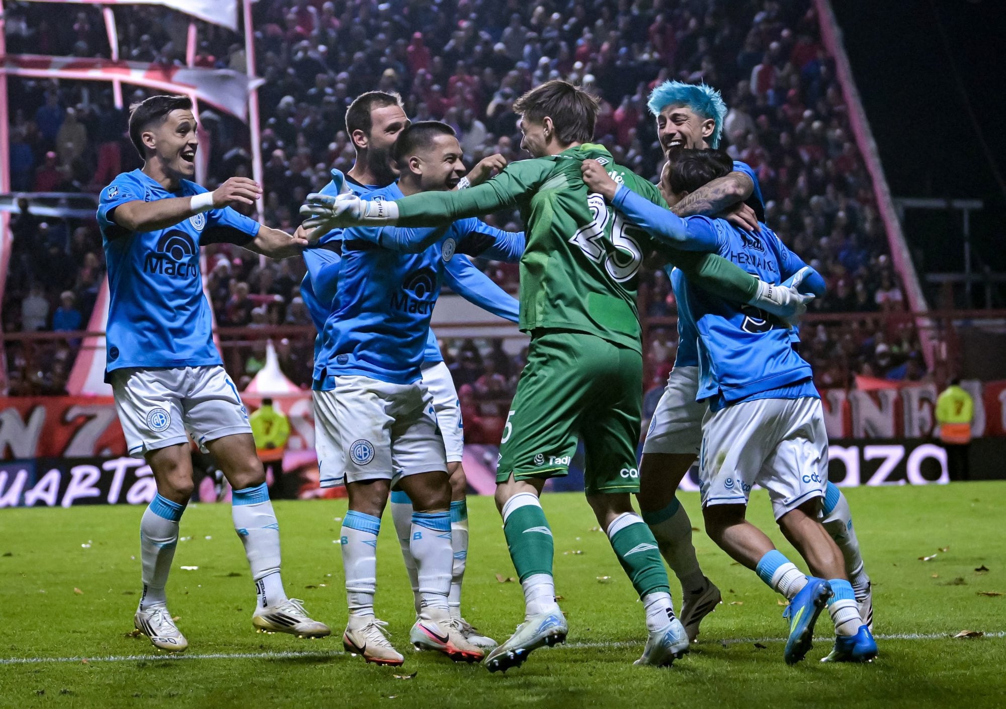 Los jugadores de Belgrano se van a abrazar con el arquero Cardozo tras conseguir la clasificación a la final del Apertura