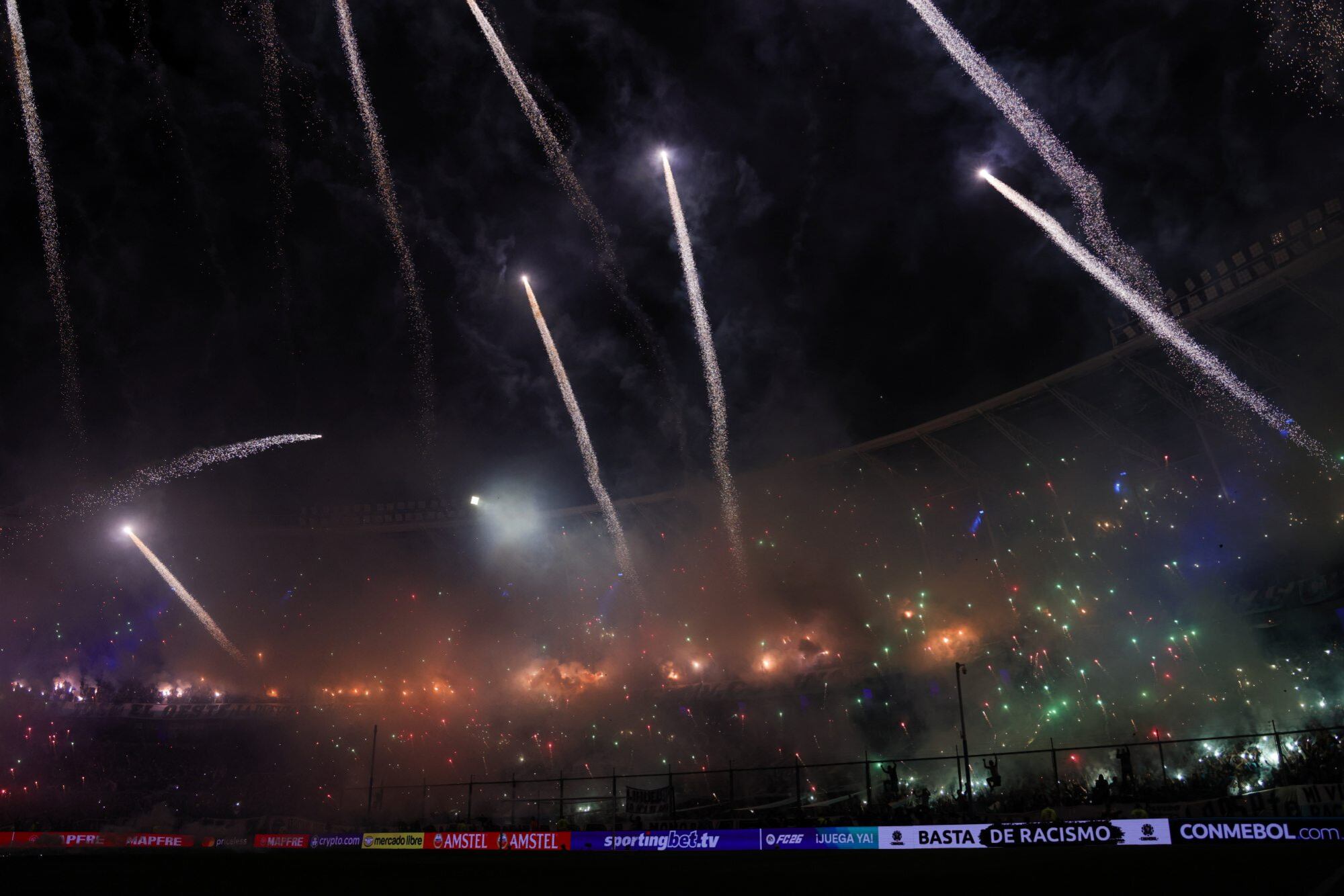 Se conoció la durísima sanción que deberá cumplir Racing por el recibimiento ante Flamengo 5 El Estadio Presidente Perón de Racing recibió la semi de Libertadores con un impresionante show de bengalas y pirotecnia