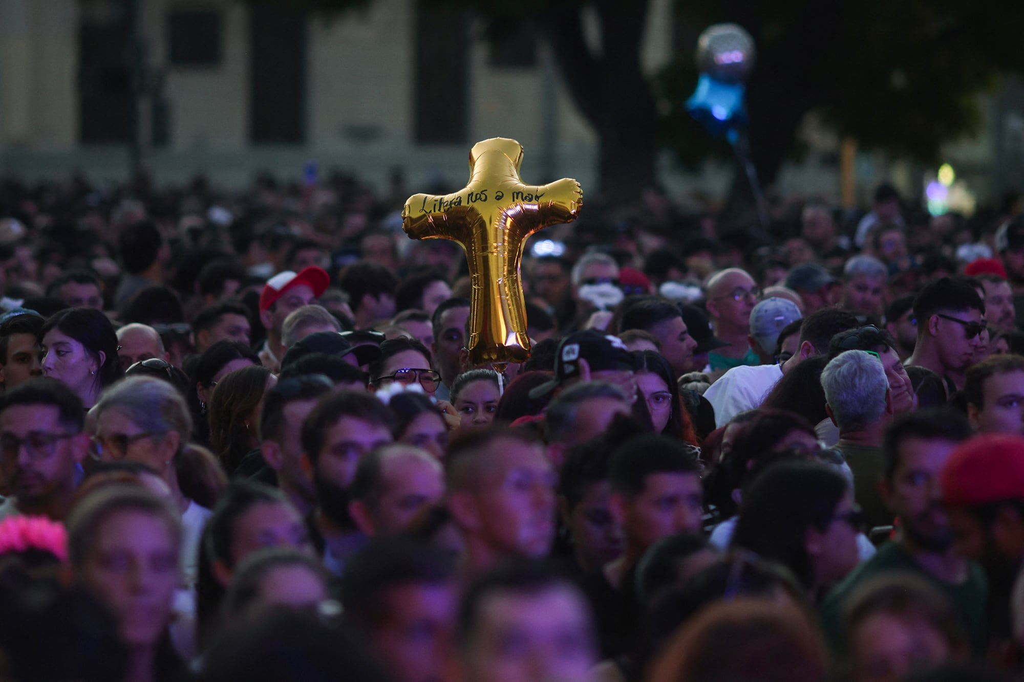 “Todos, todos, todos”: música electrónica y oraciones en la Plaza de Mayo para recordar al papa Francisco