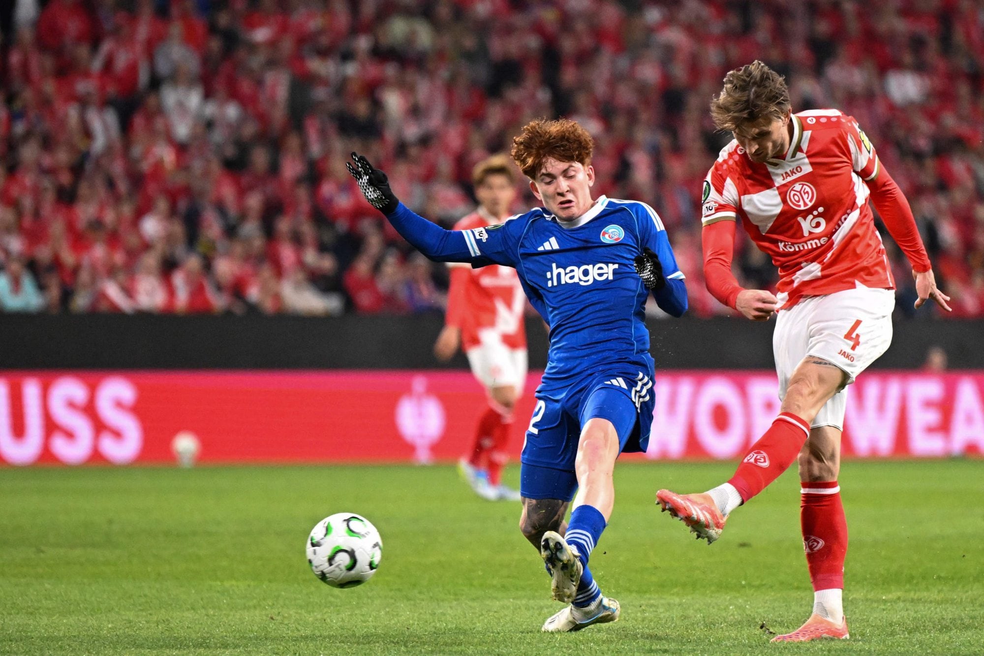 ¿Se cruzarán en el Mundial? Valentín Barco no llega a tapar un remate de Stefan Posch, que marcó un gol; en otra acción, el argentino dejó sentado al austríaco con una gambeta.