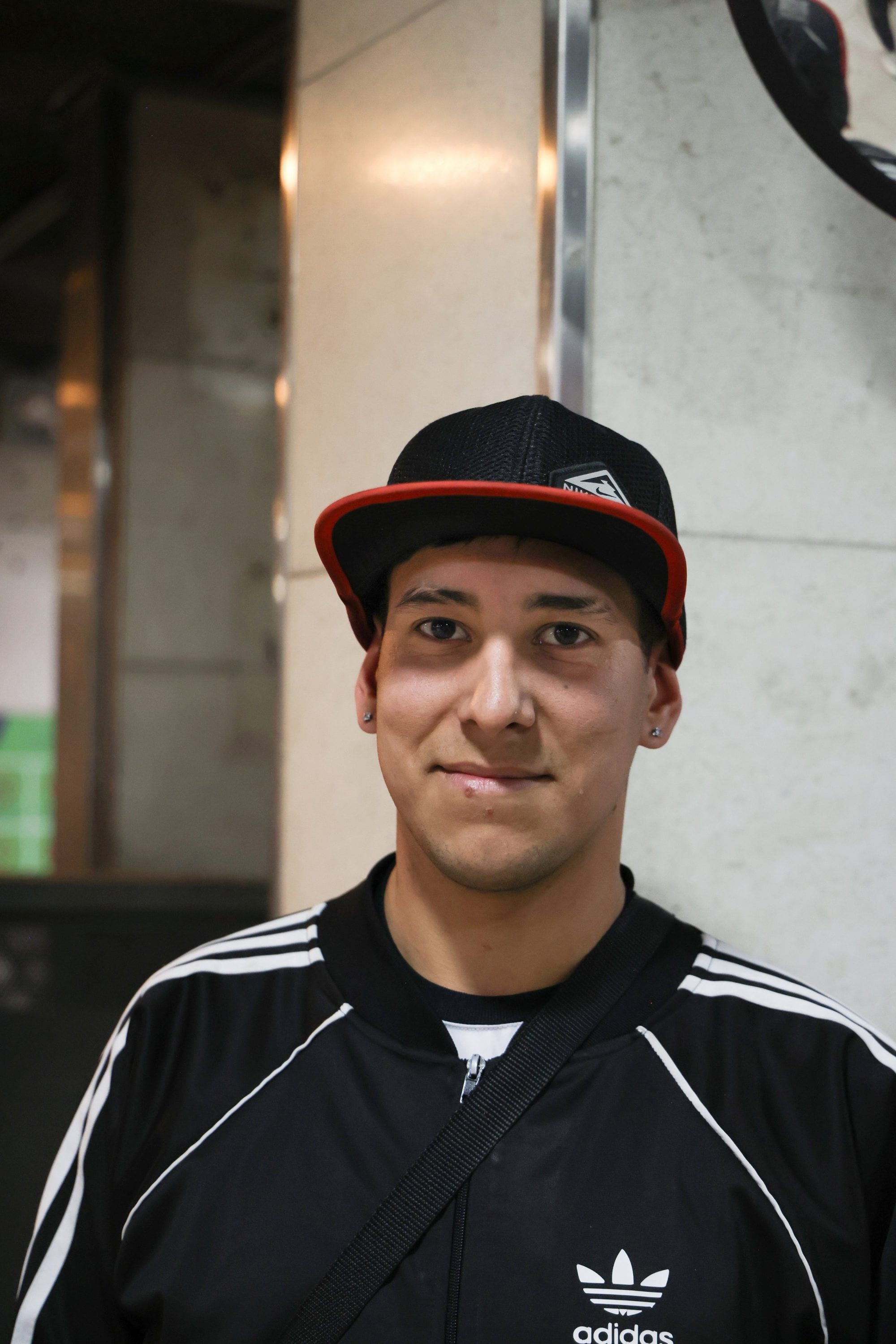 Damián Pérez, de 22 años, trabaja en gastronomía y cuando el súbte no funciona tiene que caminar 15 cuadras para llegar a tiempo al trabajo