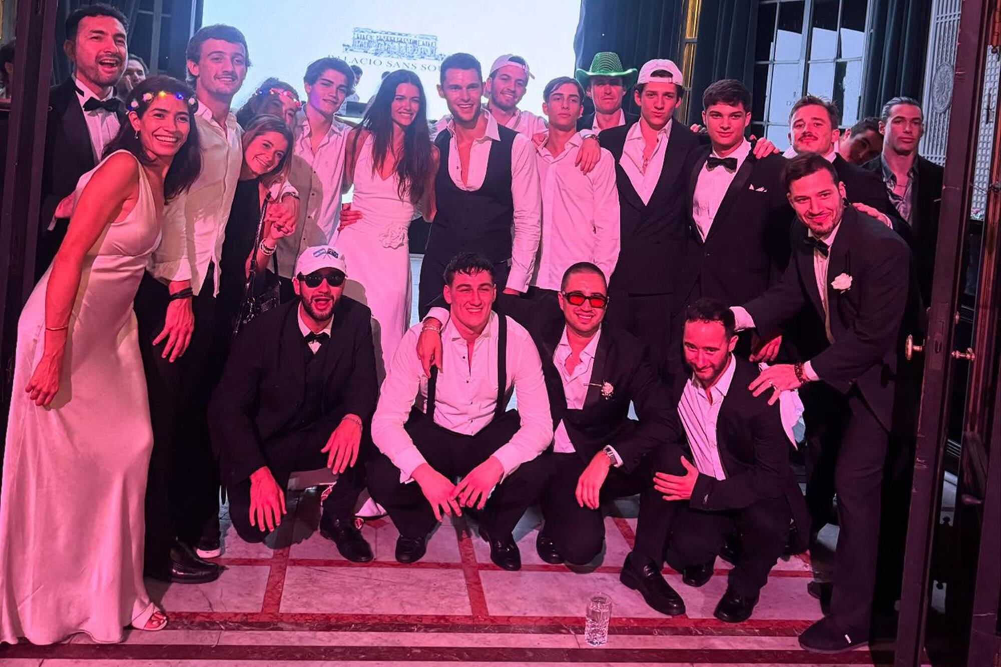 Final de fiesta. Al día siguiente de la boda, los novios junto a la mamá y el padrastro de Sofía viajaron a Bariloche, donde los Born tienen su casa, para mostrarles a los familiares australianos de Zach la belleza de la Patagonia argentina.