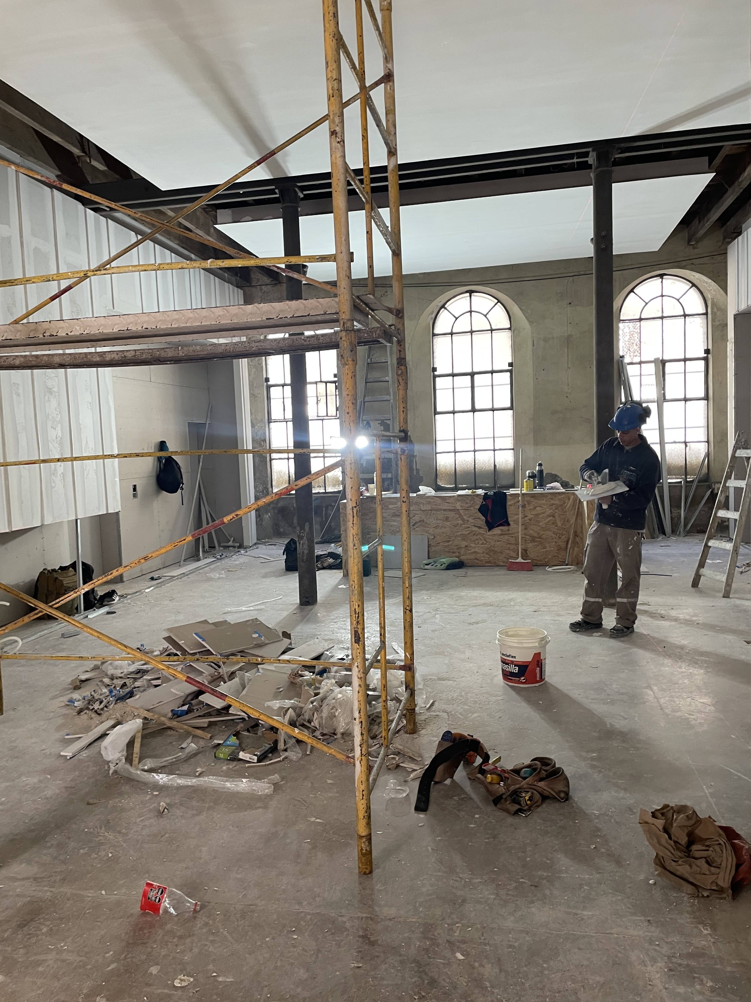 Arquitectos e interioristas trabajan a contrarreloj para restaurar pisos, recuperar carpinterías, reparar muros y devolverle parte de su identidad original