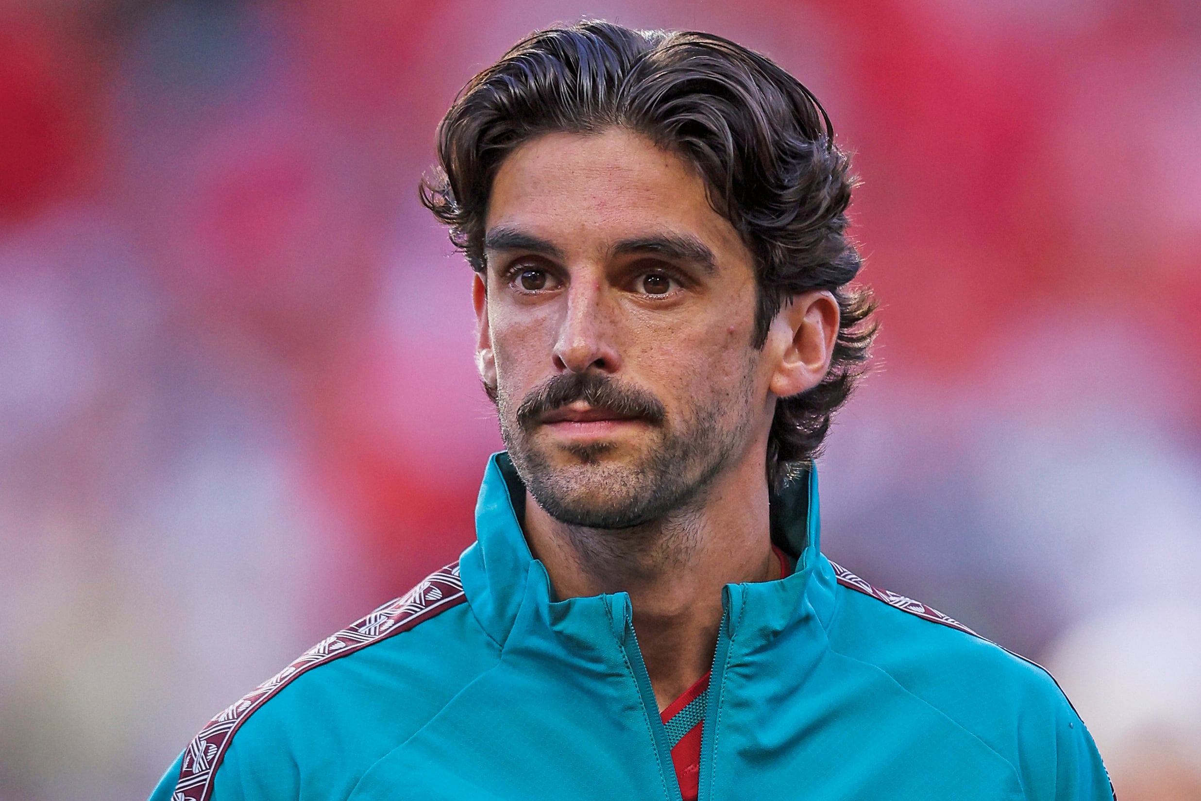 Es una de las sensaciones de la Copa del Mundo. Por su capacidad para desequilibrar –a los 26 años, el delantero portugués que actualmente juega en el Sporting de Lisboa en la selección lusa se luce al lado de Cristiano Ronaldo– y por su facha, que levanta suspiros en todos los estadios. Desde su reciente salto al mundo de la moda en campañas y tapas de revistas, Francisco se ganó el reconocimiento de fashion boy, una legión de seguidores en redes sociales y un amor: está en pareja con Costança Farinha, a quien presentó oficialmente en un posteo de Instagram cuando su equipo salió campeón el año pasado