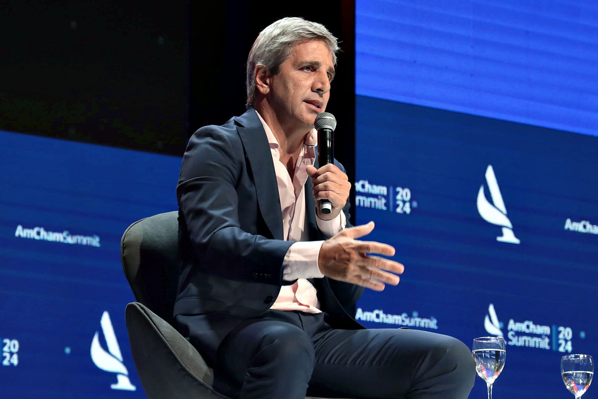 El ministro de Economía, Luis Caputo, en el evento de AmCham