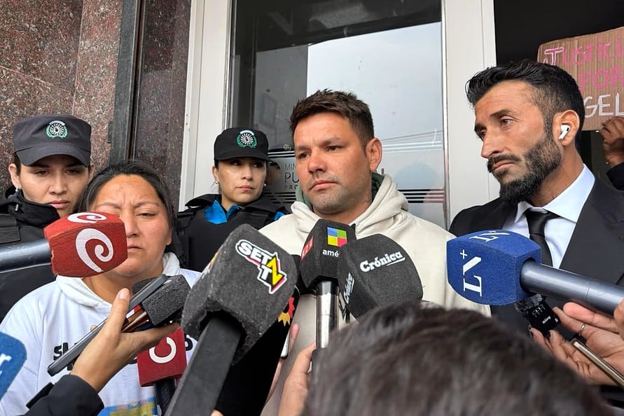 El padre de Ãngel López y su abogado, Roberto Castillo, al salir de los tribunales de Comodoro Rivadavia, Chubut