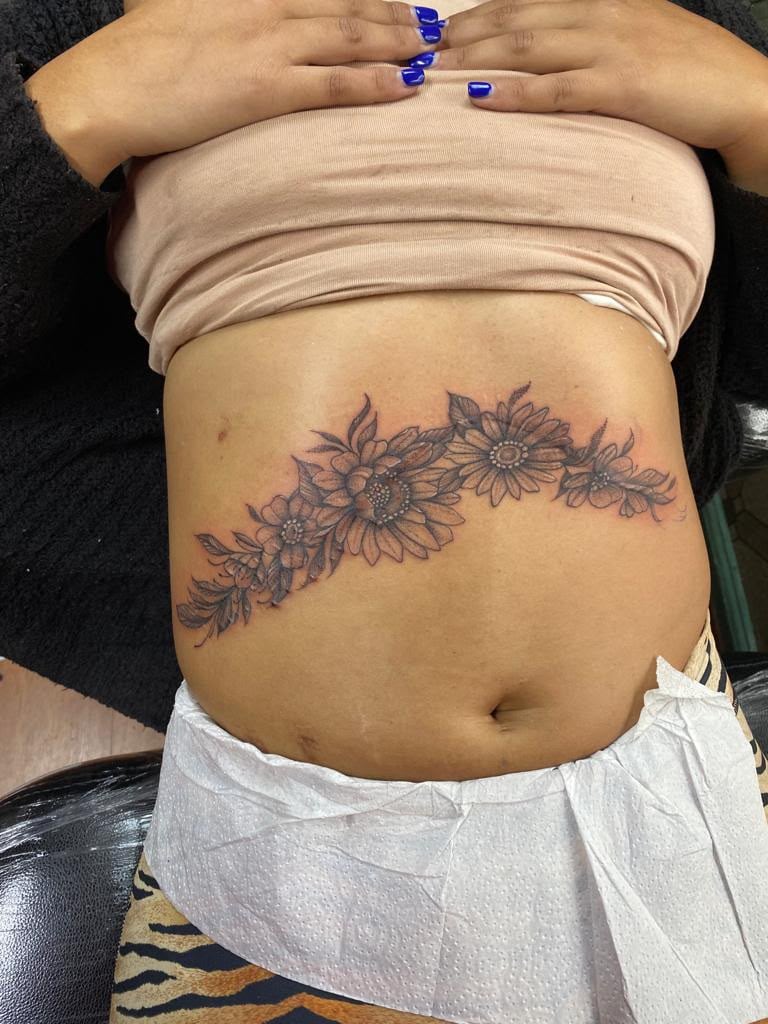Isabella se contactó con Eddy, quien fue exclusivamente a Chile para tatuarle el diseño que juntos idearon: unas margaritas, las mismas que ella tiene en su descripción de WhatsApp (Foto: Gentileza Isabella)