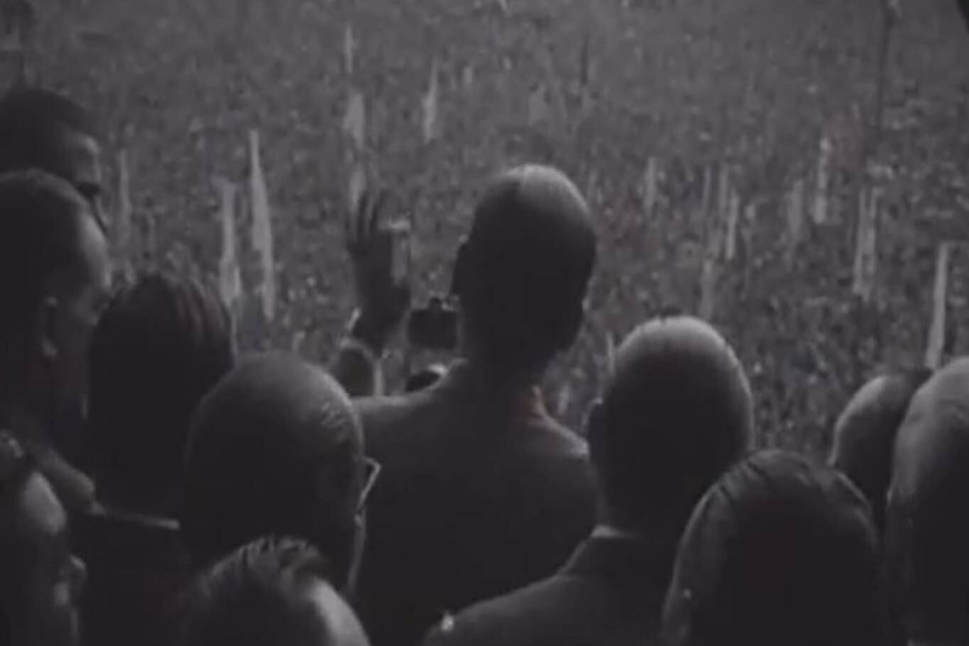 El presidente Juan Domingo Perón continuó con su discurso luego del estallido de la primera y la segunda bomba en la Plaza de Mayo, donde se desarrollaba un acto en apoyo a su segunda presidencia