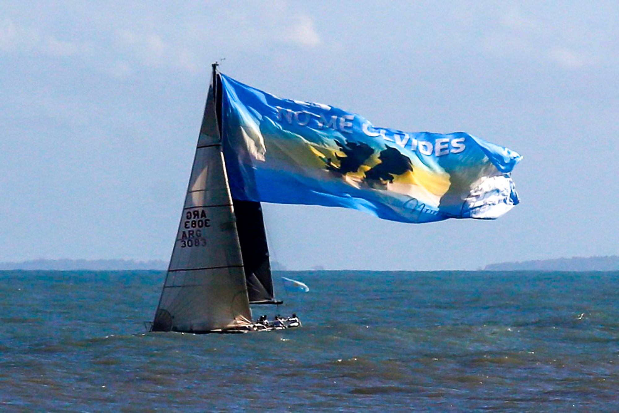 Un velero recorrió la costa marplatense con una bandera en homenaje a los veteranos y caídos en Malvinas.