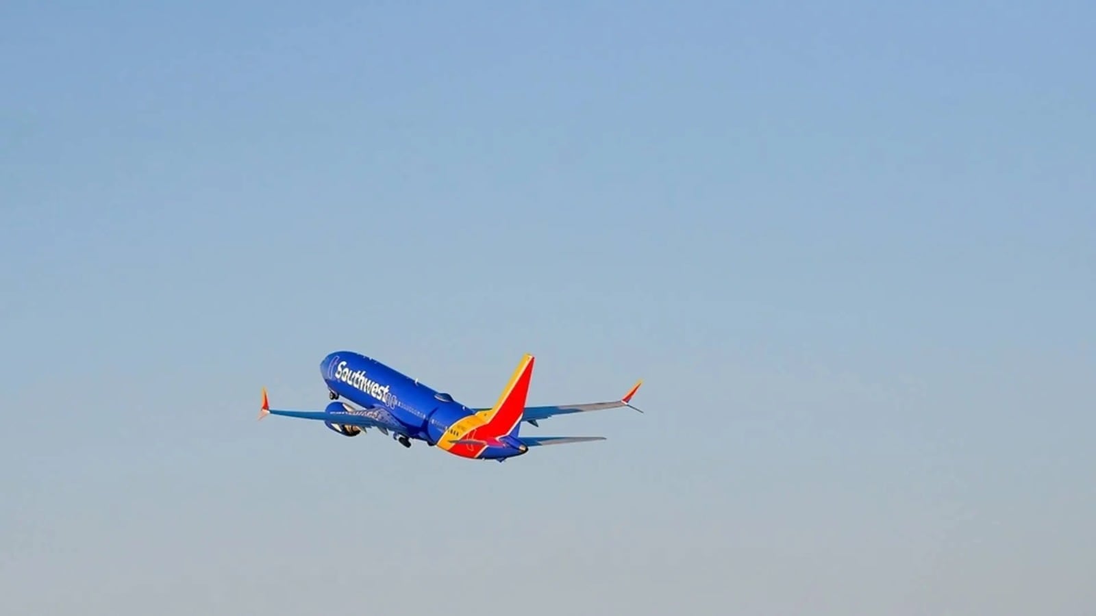 Una aerolínea low cost exigirá que los pasajeros que no quepan entre los apoyabrazos paguen dos asientos