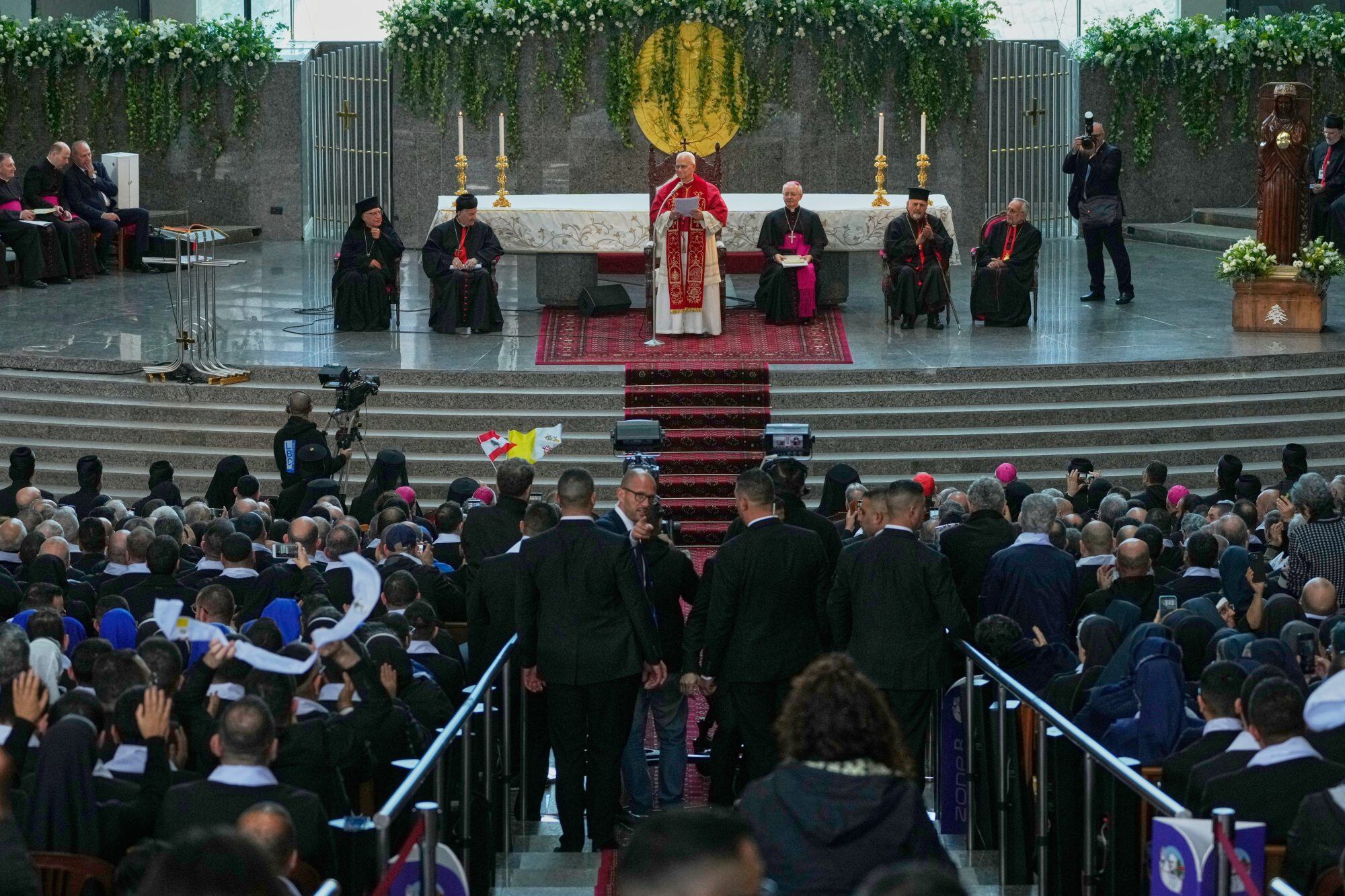 En medio de la guerra, el Líbano vivió un día de fiesta por el papa León, pero teme por el día después 11 Pope Leo XIV reads his speech at the Catholic basilica of Harissa, Lebanon, Monday, Dec. 1, 2025. (AP Photo/Hussein Malla)