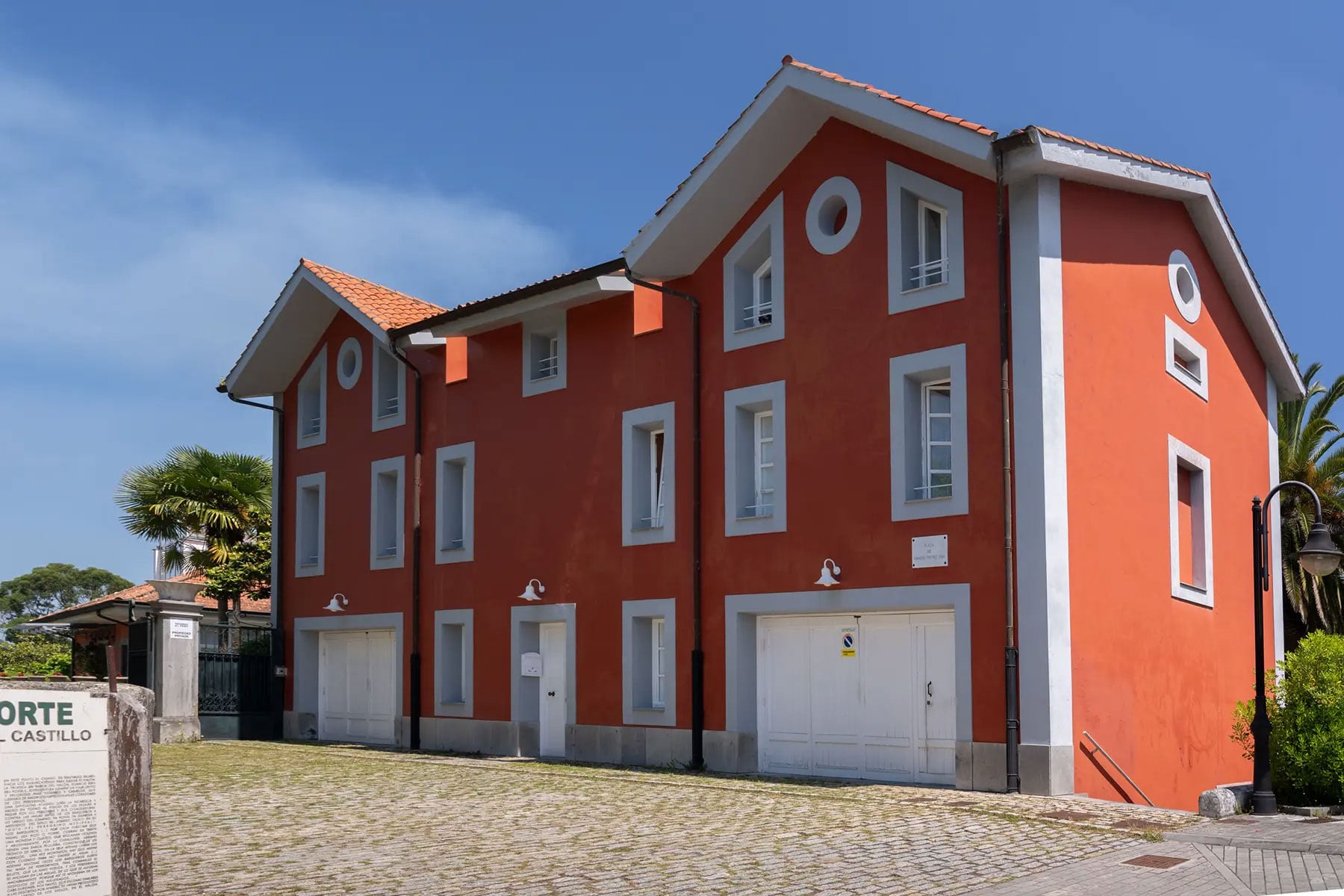 El complejo incluye otra casona de 530 m², distribuida en tres plantas