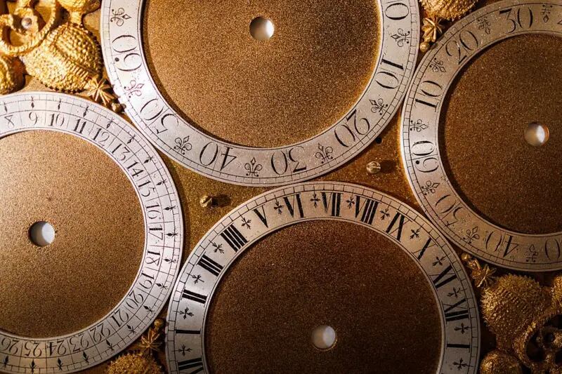 La razón por la que una hora tiene 60 minutos y el intento fallido de hacer que tenga 100 8 Partes de la esfera del reloj H1, que su inventor, John Harrison desarrolló entre 1730 y 1735 que resolvió el problema de la longitud para los marineros que viajaban en alta mar, haciendo la navegación más segura y precisa