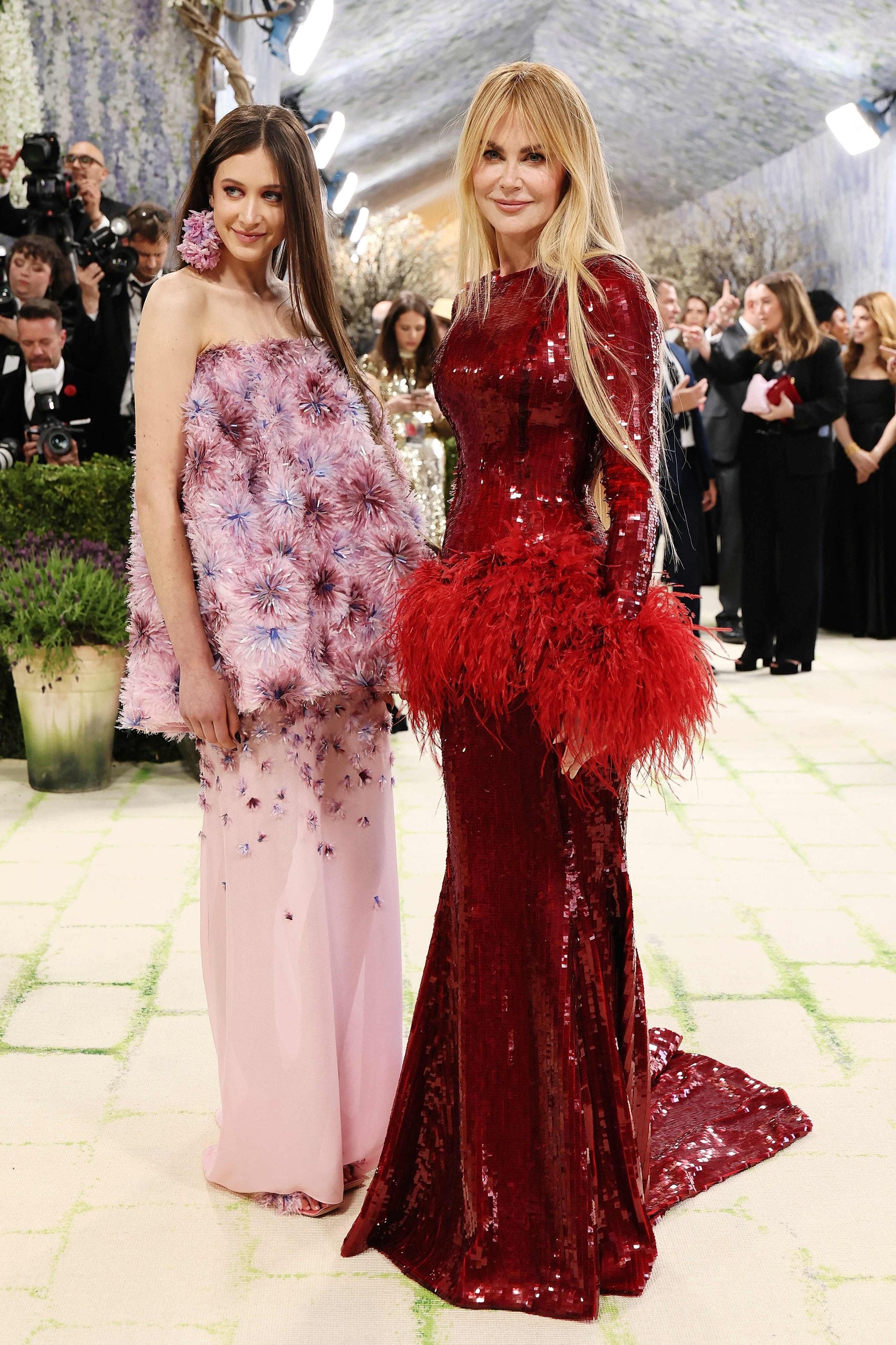 Otra de las que fue acompañada por su hija fue Kidman. La actriz asistió junto a Sunday Rose, quien desde hace un tiempo está transitando sus primeros pasos como modelo. Mientras que la joven optó por un original atuendo floreado en rosa y lila (y llevó un aro haciendo juego), su madre deslumbró con este vestido de lentejuelas con peplum y mangas adornadas con plumas de Chanel