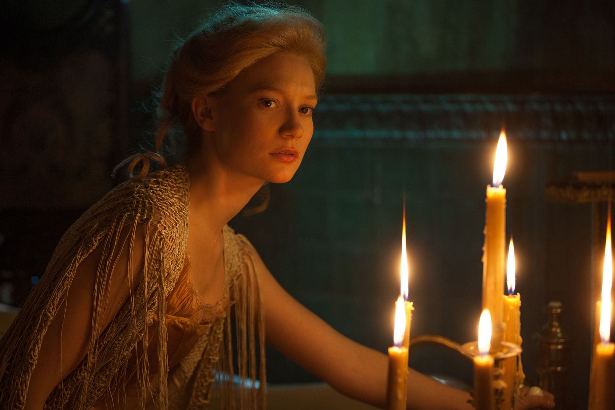 Mia Wasikowska en La cumbre escarlata (2015), de Guillermo del Toro