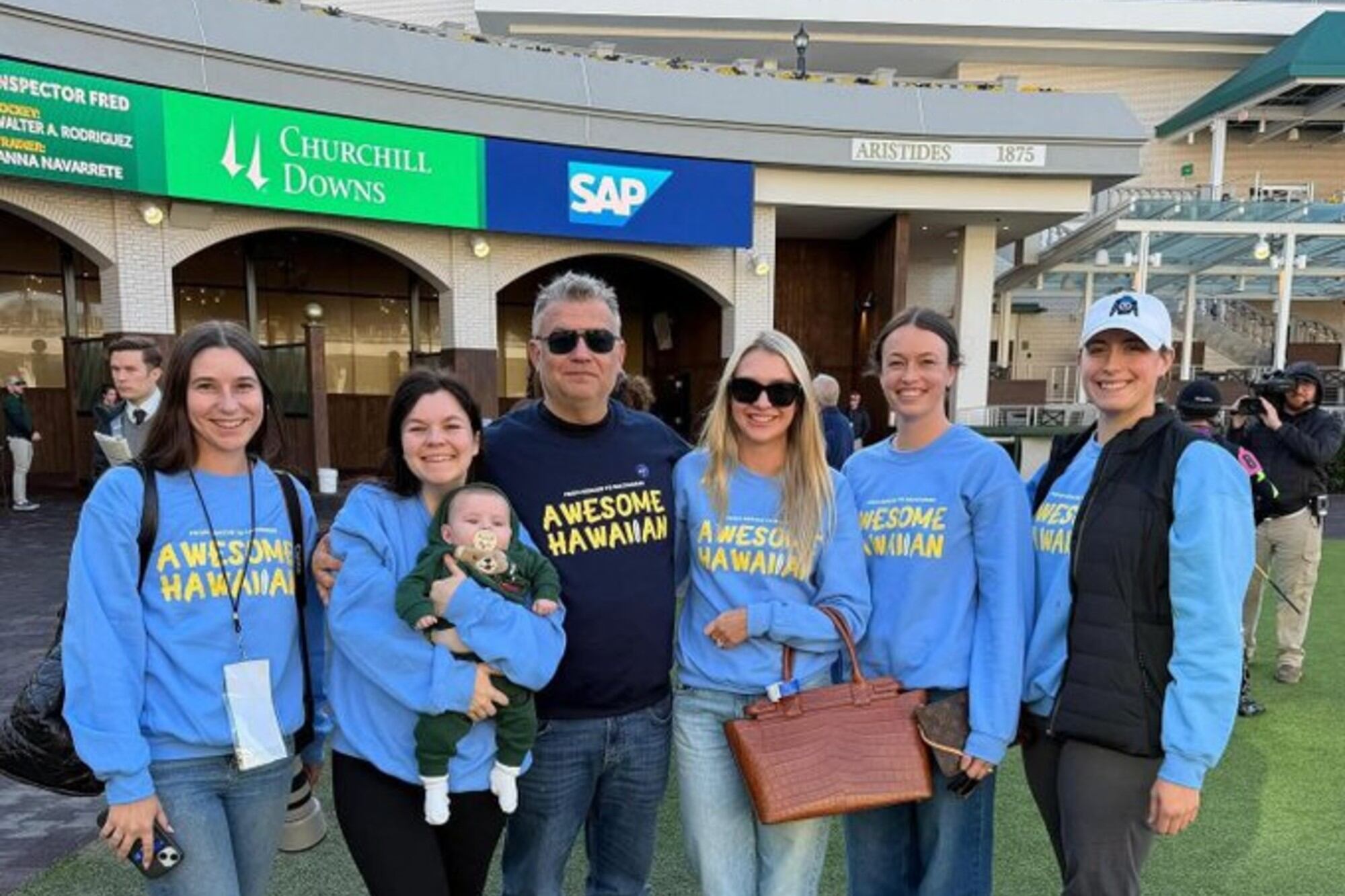 El equipo de Resolute Racing, con las remeras con el nombre del caballo recuperado; las ganancias las destinan a sostener la organización para la ayuda de ejemplares en peligro