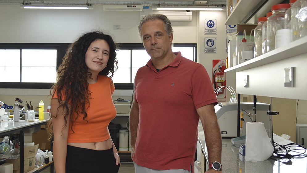 Daniela Pérez y Pedro Carriquiriborde en su laboratorio en el Centro de Investigaciones del Medio Ambiente (CIM)