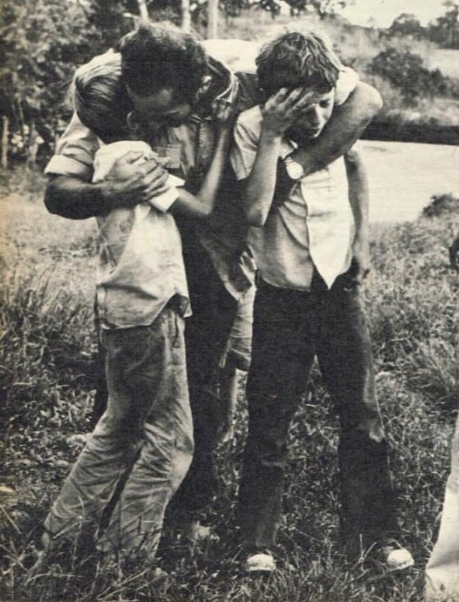 Carlos Pandur y Juan Zehnder junto a su padre luego de salir de la selva (Foto: Gente)