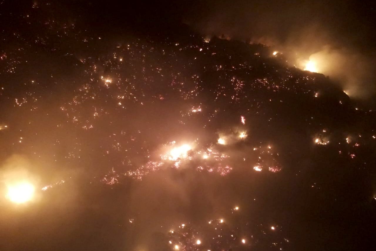 Además de declarar la emergencia, el decreto publicado este lunes determina que el territorio comprometido por los incendios en Santa Cruz queda formalmente encuadrado como zona de desastre