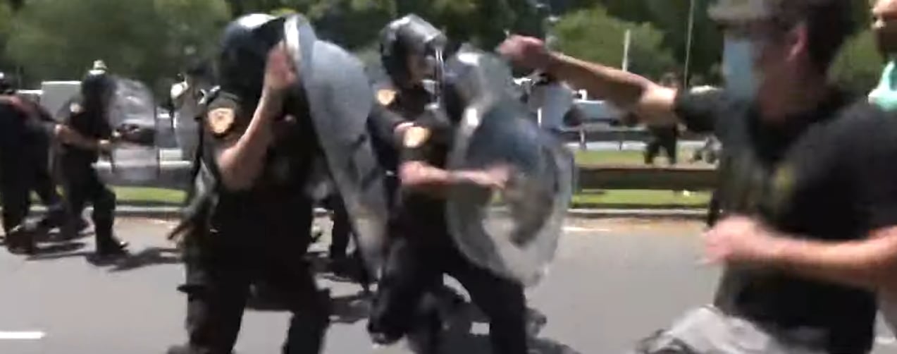 INTI: así fue el momento del enfrentamiento entre la policía y los trabajadores en la Avenida General Paz