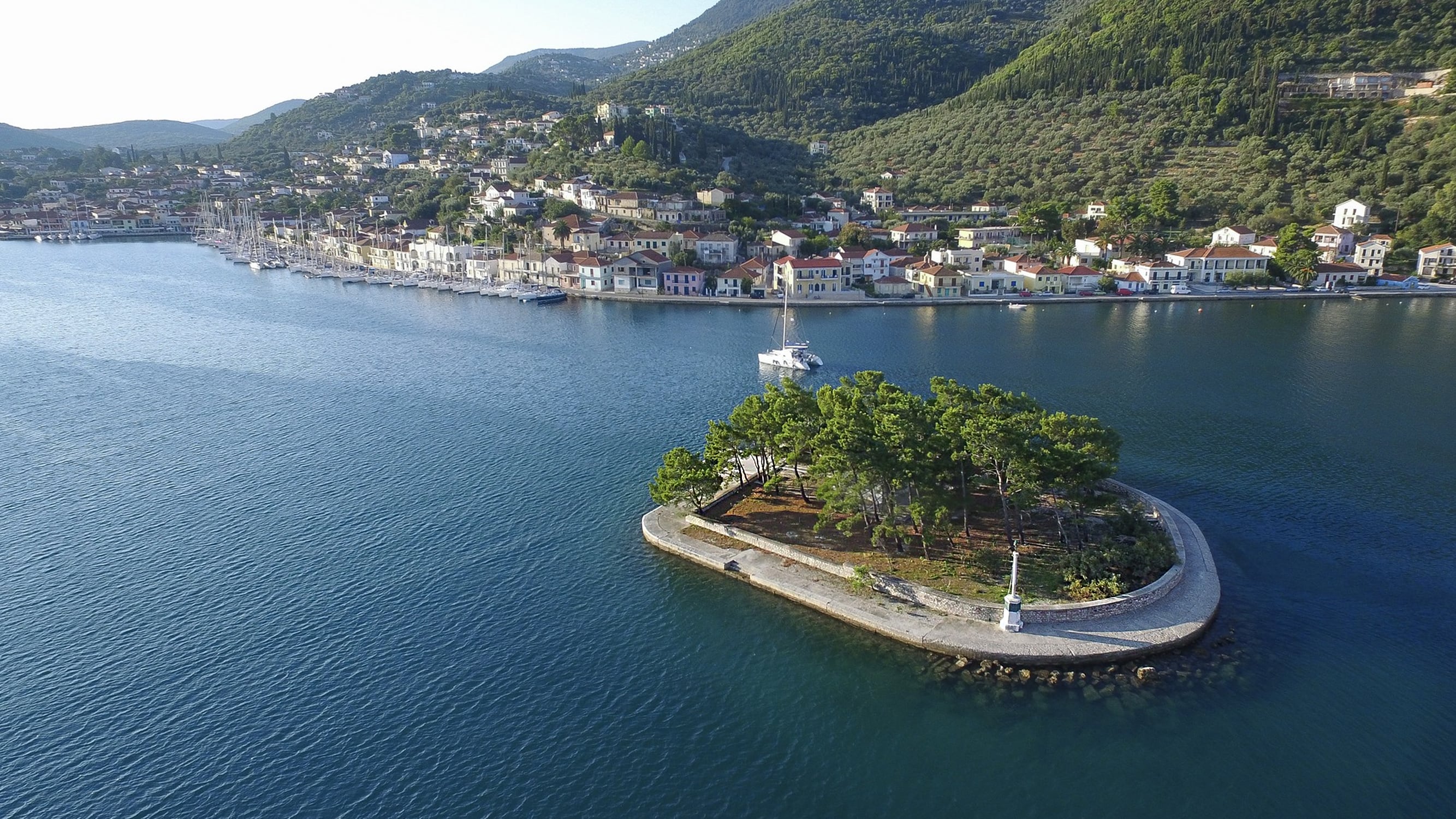 El islote de Lazareto fue iglesia, hospital y prisión, está proximo al puerto de Vathi