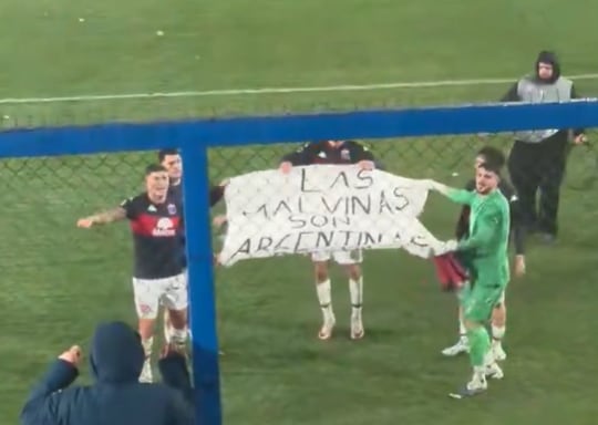 Los jugadores de Tigre con el pendón elaborado por sus hinchas