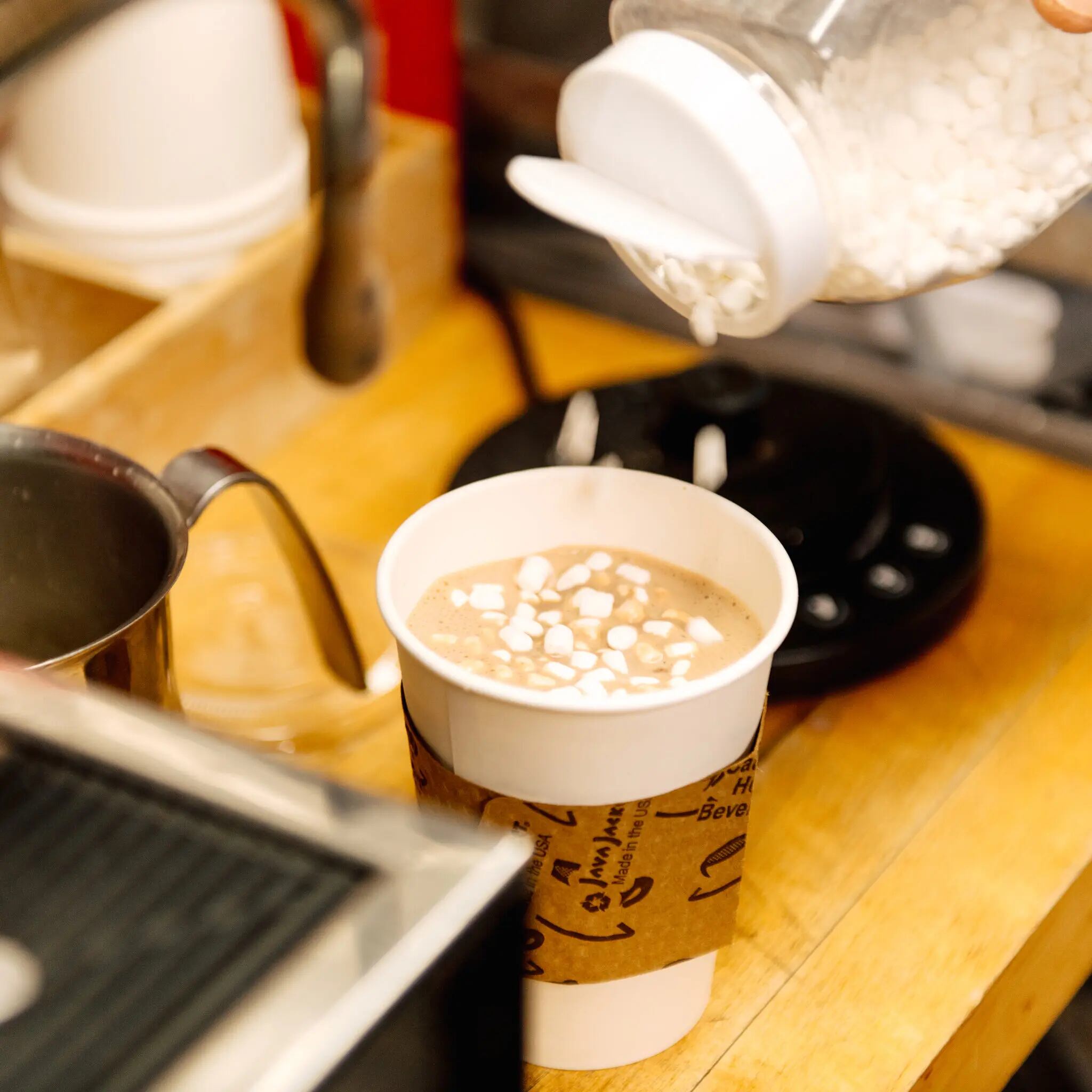 Roni-Sue’s Chocolates, una tienda del Lower East Side, vende chocolate caliente espumoso