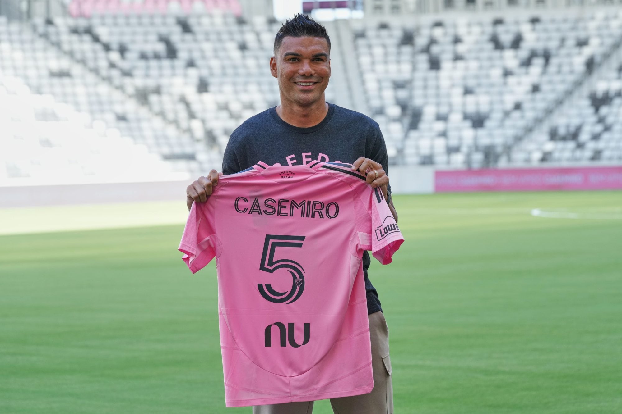 Casemiro es el feliz nuevo número 5 de Inter Miami, donde ahora es compañero de Lionel Messi