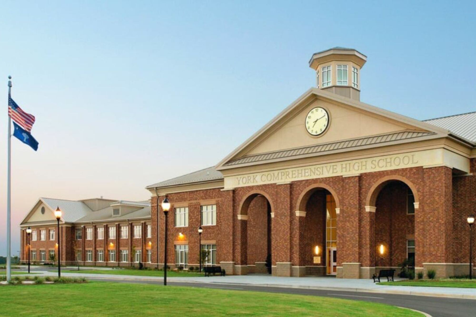 La participación en cursos de Colocación Avanzada (AP) supera el 70% en las mejores preparatorias, lo que mejora las oportunidades universitarias y el rendimiento en evaluaciones nacionales