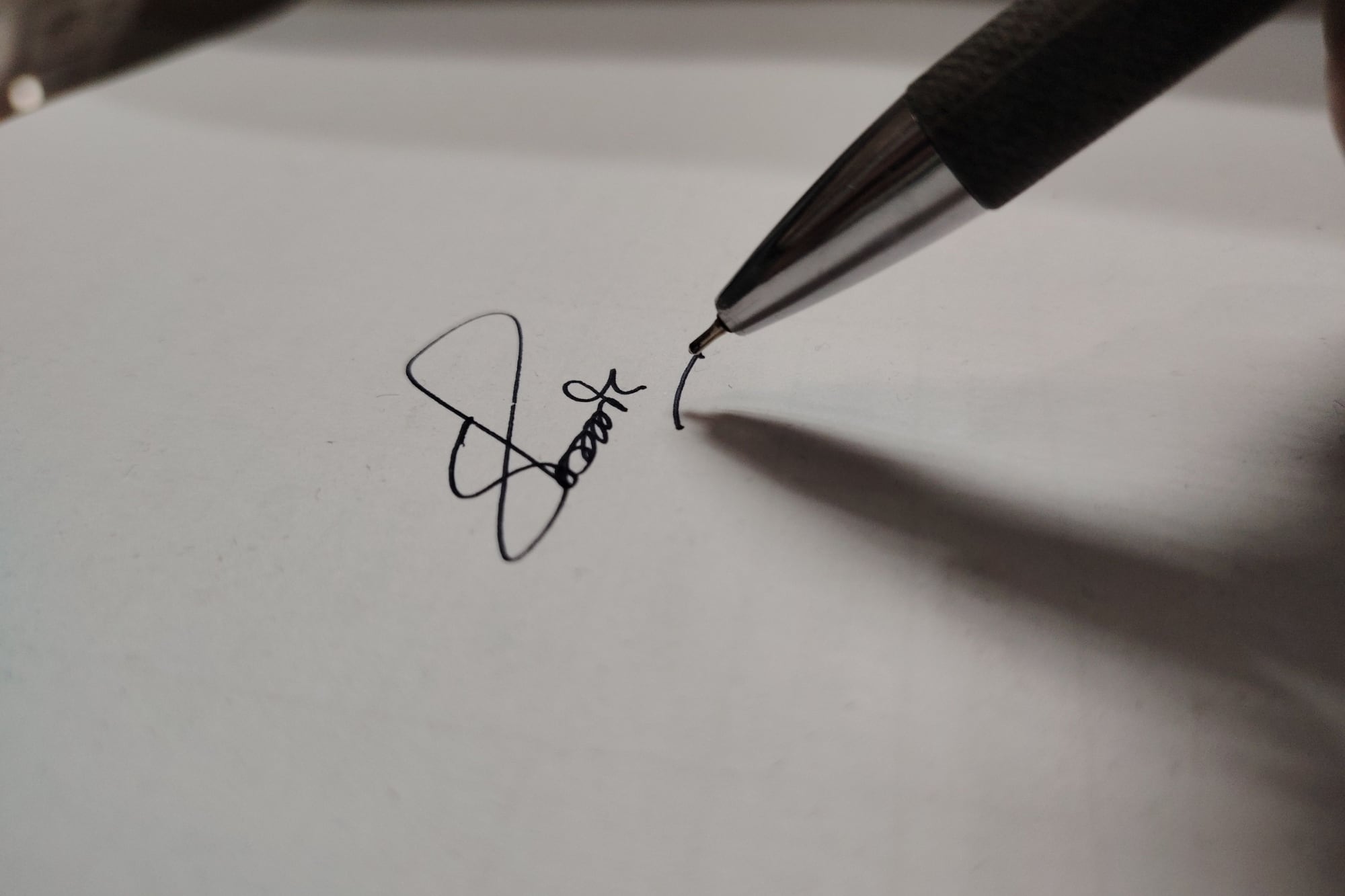 Qué significa hacer la firma con la inicial de tu nombre