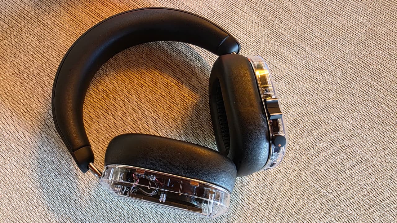 Unos auriculares Mondo Over-Ear transparentes