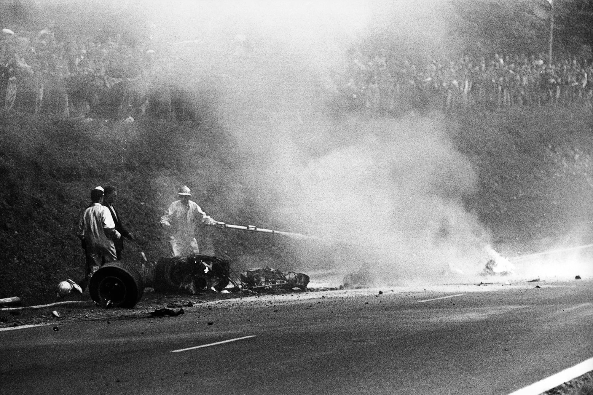 El Honda de Jo Schlesser era inmanejable, inestadle y sobre todo peligroso. John Surtees, campeón mundial, se había negado a conducirlo